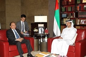 Deputy Prime Minister Nguyen Xuan Phuc holds talks with his United Arab Emirates (UAE) counterpart Sheikh Mansour Bin Zayed Al Nahyan in Abu Dhabi. (Source: baodientu.chinhphu.vn)